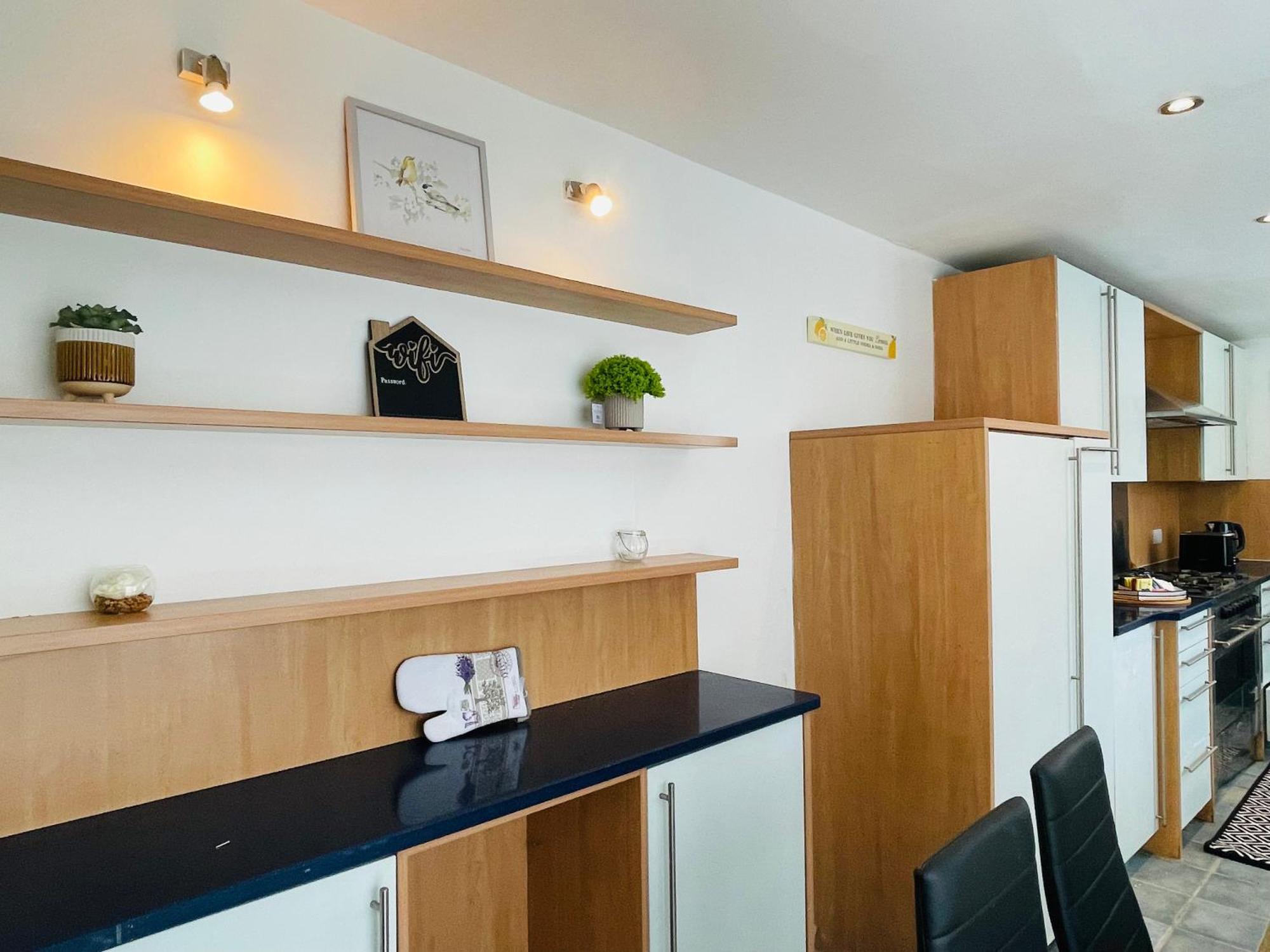 Exquisite Centre 5 Bedroom House - Lt *